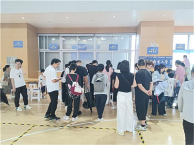暖光護(hù)航志愿路 青春力行助遠(yuǎn)航——合肥一中瑤海校區(qū)高一(65)班學(xué)生化身志愿使者服務(wù)高招盛會